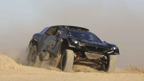 Dakarský Peugeot dolaďujú v marockej púšti