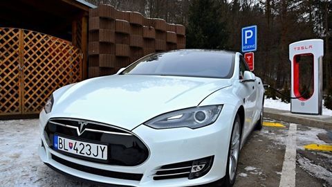 Tesla Motors otvorila na Slovensku prvú rýchlonabíjačku "Supercharger" spomedzi krajín V4 