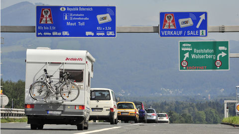 Diaľničné známky v Rakúsku budú elektronické aj papierové