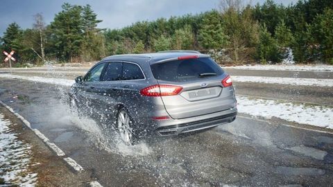 Ford vyhlásil vojnu výtlkom: vie ochrániť kolesá a upozorní ostatných 