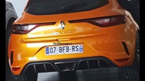 Nový Renault Mégane RS ukázal široké blatníky a "zadok"