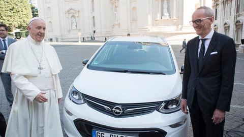 Pápež František prevzal elektromobil Opel