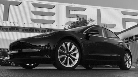 Tesla spustila výrobu svojho zatiaľ najdostupnejšieho elektromobilu