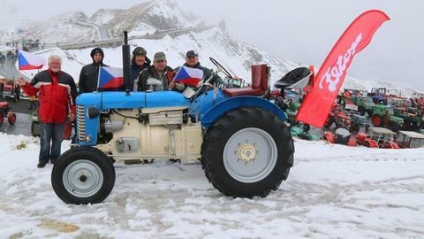 Staré traktory sa šplhali po najvyššie položenej ceste v Európe