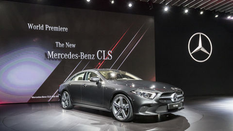 Mercedes odhalil sochu na kolesách, novú generáciu "kupé" CLS