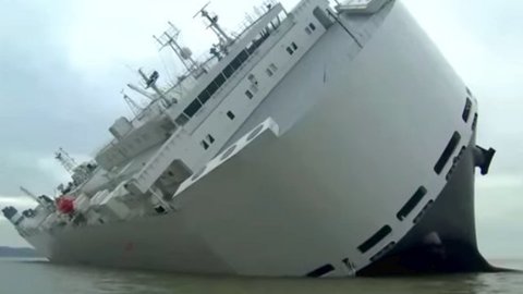 Na palube uviaznutej lode Hoegh Osaka je 1.400 áut. Najviac Jaguarov a Land Roverov