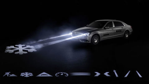 Nové svetlá od Mercedesu vás graficky upozornia na nebezpečenstvo