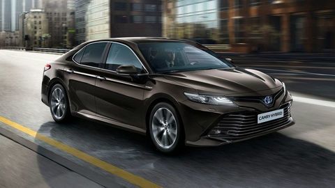 Toyota Camry nahrádza Avensis. Je luxusnejšia a má hybridný pohon