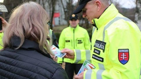 Polícia rozdáva slušným šoférom žolíkov. Pri priestupku môžu ušetriť