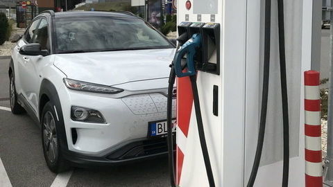 Vláda schválila ďalšie dotácie na elektromobily a nabíjacie stanice