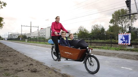 V Holandsku dnes otvorili prvú cyklocestu, schopnú vyrábať elektrickú energiu