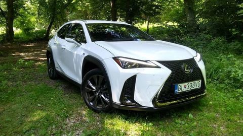 Lexus zvažuje menší model ako UX. Lacnejší byť nemusí