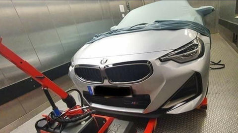 Nové BMW 2 Coupé na prvých záberoch odhaľuje atypické detaily
