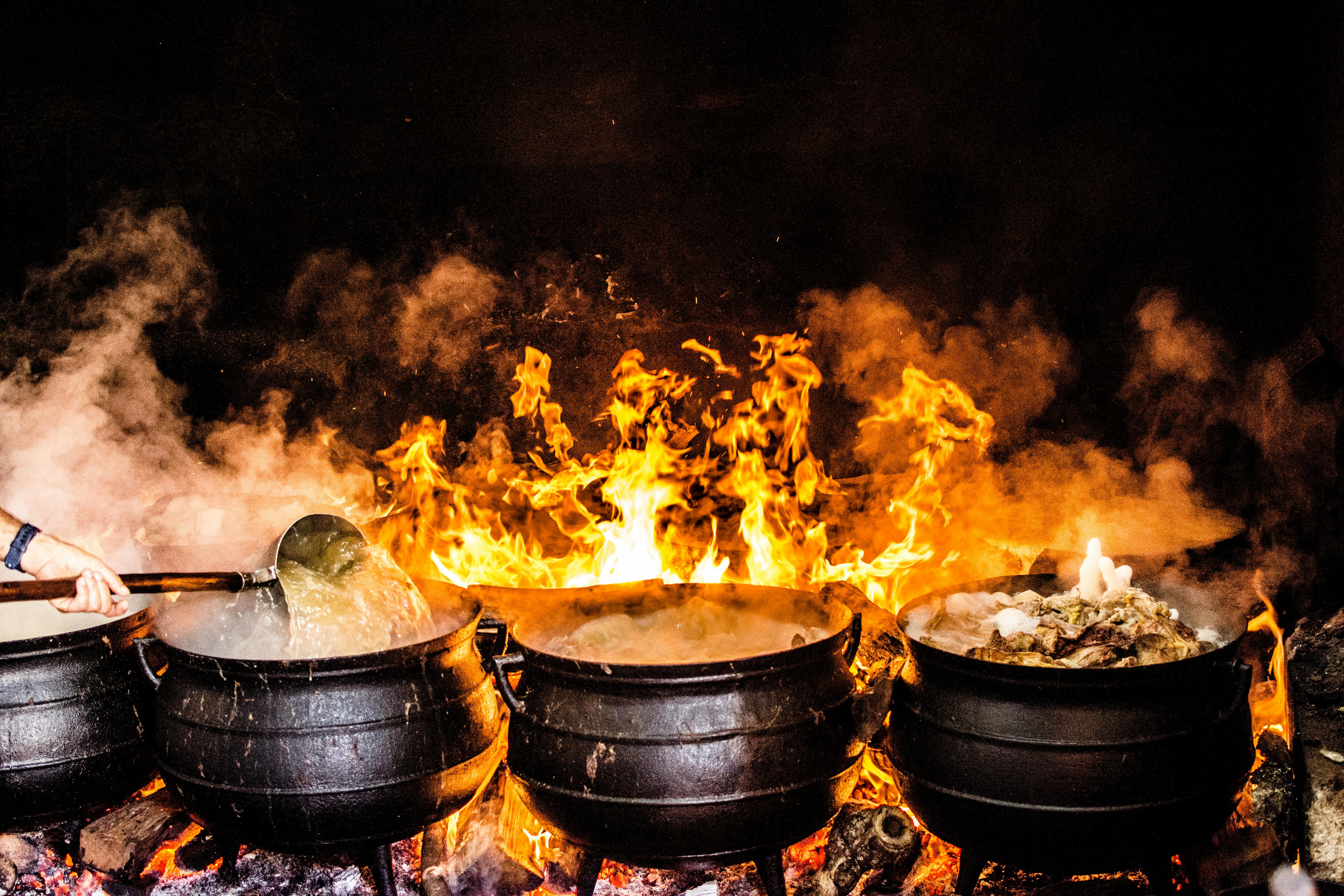 Foto brodi ristoranti su fuoco - ristorazione - HoReCa