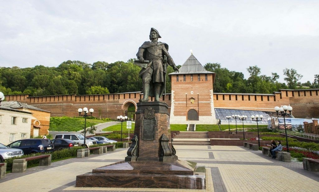 Памятник Петру i (Нижний Новгород). Петр первый памятник в Нижнем Новгороде. Монумент в Нижнем Новгороде Петру 1. Нижний Новгород Кремль памятник Петру.