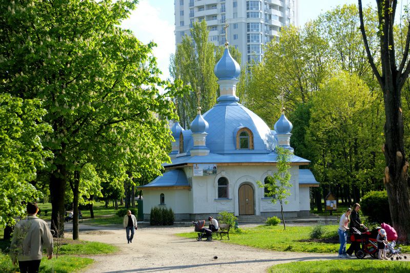 Церковь екатерины москва. Храм Спиридона Тримифунтского в Нагатино. Екатерининская Церковь в Киеве. Парк Святошино Киев. Часовня Киевское шоссе Москва.