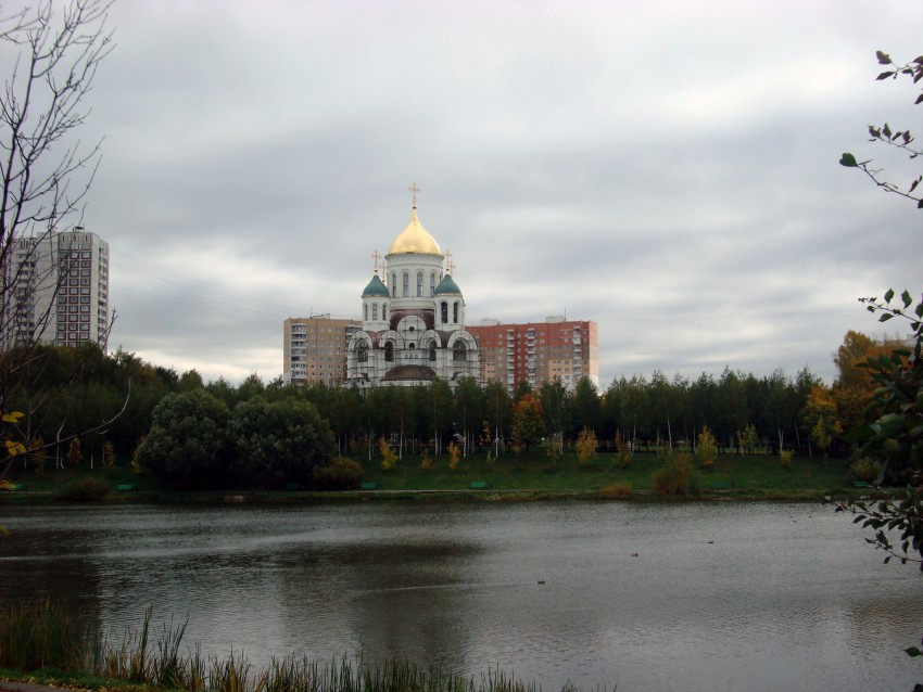 Храм солнцева. Солнцево храм пруд. Район Солнцево Москва храм. Центральный парк Солнцево храм. Солнцево достопримечательности.