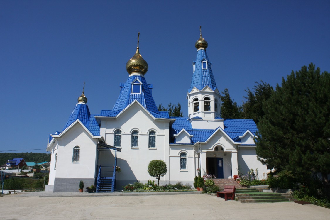 Достопримечательности поселка. Храм Успения Пресвятой Богородицы Сочи. Успенская Церковь Джубга. Туапсе Церковь Успения Пресвятой Богородицы. Храм Успения Пресвятой Богородицы Сочи высокое.