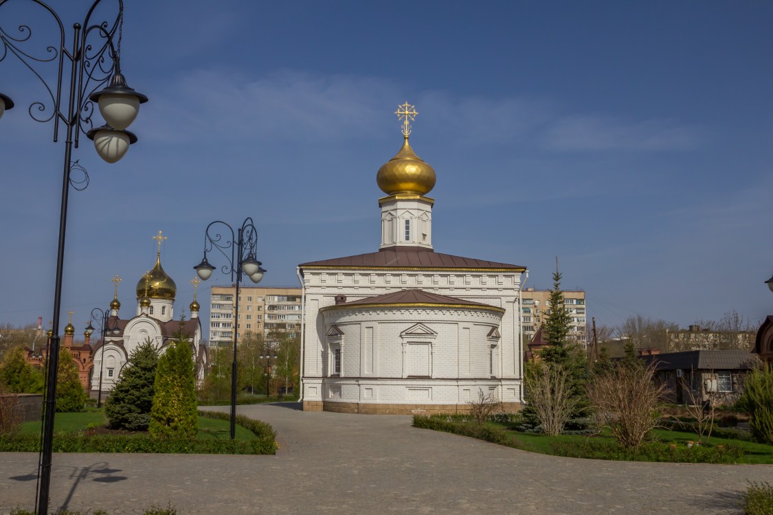 Часовни оренбурга. Оренбург Церковь Святой Татьяны. Поселок Ленина храм Оренбург. Церковь Тихвинской иконы Божией матери, Троицк. Часовня на Советской Оренбург.