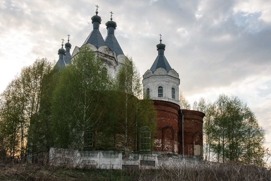 Пензенская область нижнеломовский. Церковь Рождества Христова Лещиново. Лещиново Нижнеломовский район Пензенская Церковь. Село Лещиново Пензенская область. Христорождественский храм Лещиново Пензенская область.