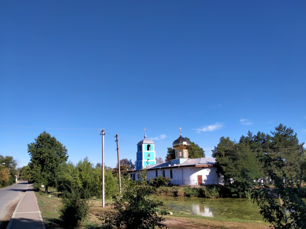 Село в симферопольском районе. Село Гвардейское Крым. Церковь в Первомайском Симферопольского района. Гвардейское Крымский район. Привольное (Симферопольский район).