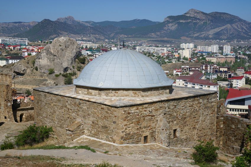 Судак храм с аркадой внутри