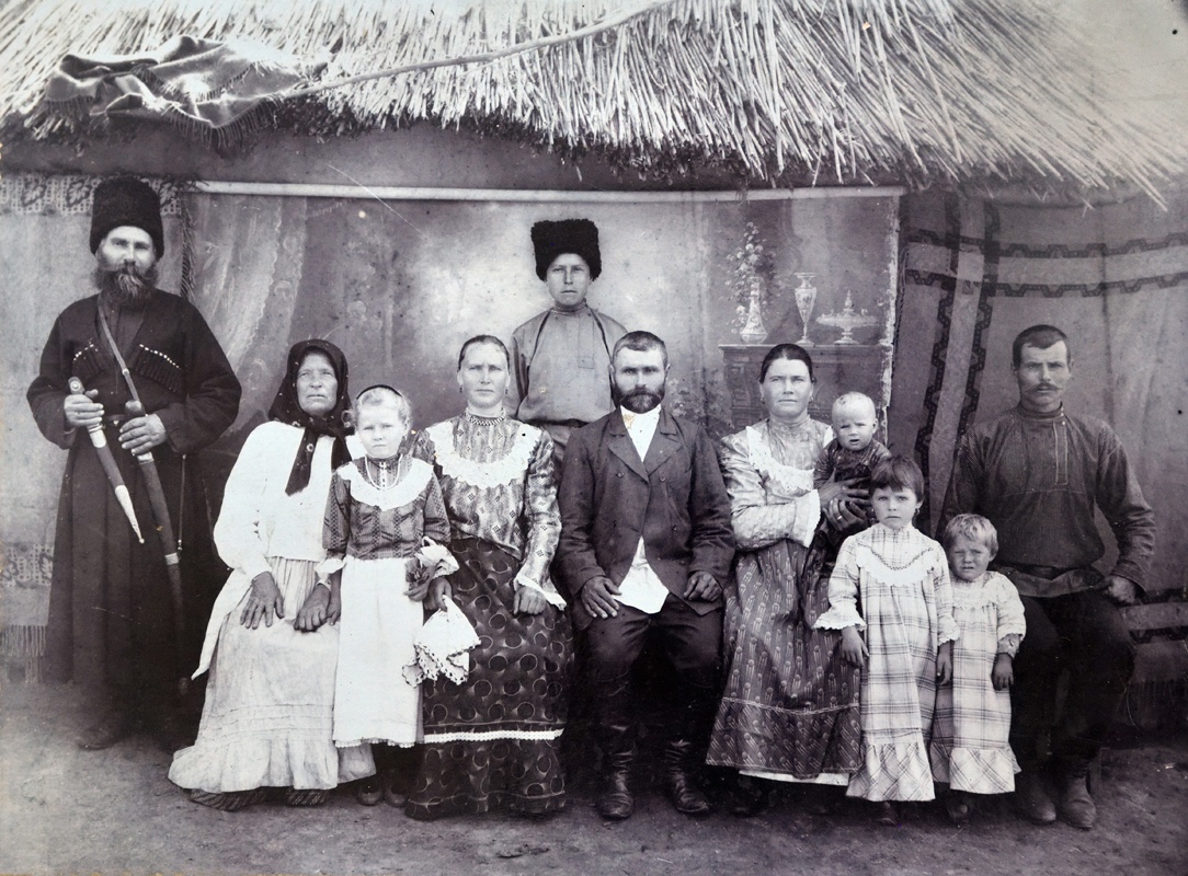 История кубани в костюме. Кубанские казаки семья 1900е. День Кубанской семьи. Казачья семья на Кубани. Большая Кубанская семья Казаков.