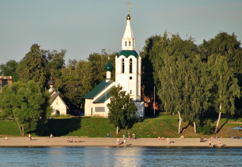 Церковь на берегу реки река Волга