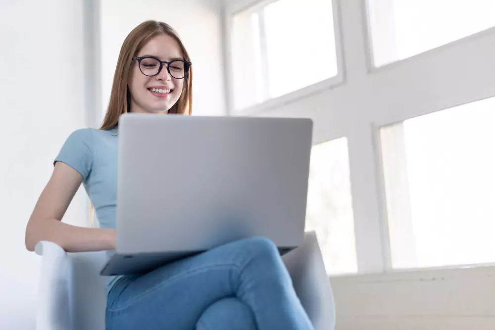 Grua e qeshur në laptop