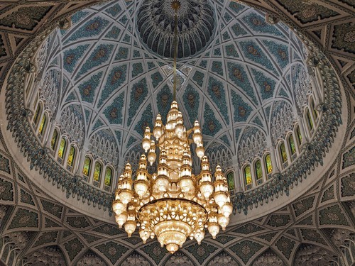 20230304 - foto Omán 02 - Mešita lustr