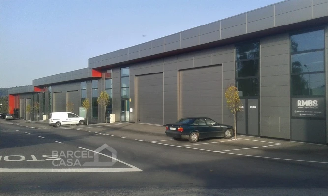 Armazém para Arrendamento em Carreira e Fonte Coberta