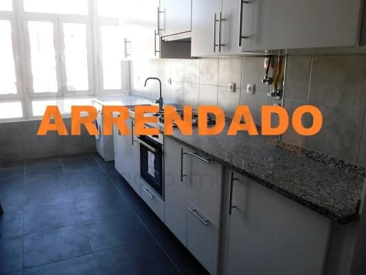 Apartamento T2 para Arrendamento em Carnaxide e Queijas