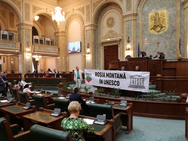 foto-Rosia-Montana-din-parlament.jpg
