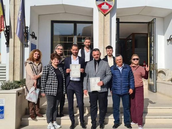 Consilierii Municipali USR in fața Cosiliului Local Constanța alături de echipa de campanie USR.