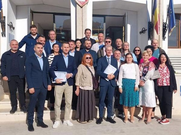 Echipa USR si candidații la parlamentare la depunerea semnăturilor in fața Consiliului Județean Constanța