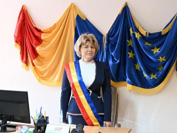 Niculina Ciobanu Primărita USR din Fântânele la primărie în ținută oficială