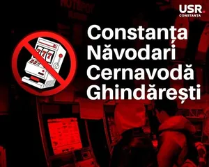 Imagine pe fond rosu cu jucători la jocuri de noroc (pacanele)