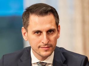 George Gima - Deputat USR - Vedere din profil
