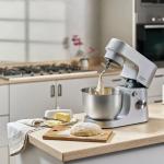 عجانة من KENWOOD سلسلة HomeBake - وعاء معدني سعة 5 لتر + وعاء خلط زجاجي 1.5 لتر - استطاعة 1400 واط – 6 سرعات تحكم - KHH01.120SI