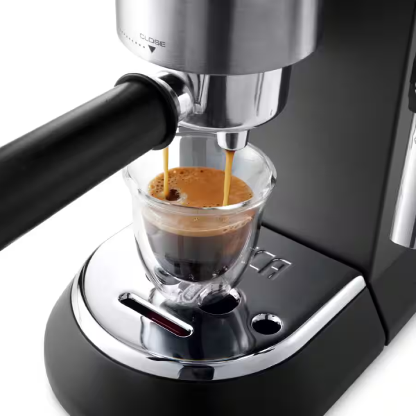 ماكينة قهوة Delonghi إسبريسو وكابوتشينو - 15 بار - أسود - ميزة التوقف الأوتوماتيكي - 1300W