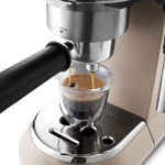 ماكينة قهوة Delonghi إسبريسو وكابوتشينو - 15 بار - بيج - ميزة التوقف الأوتوماتيكي - 1300W