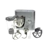 عجانة من KENWOOD - وعاء معدني سعة 6.7 لتر - Titanium Major- استطاعة 1500 واط – مزودة بمفرمة لحم، خلاط، وطاحنة حبوب - KM020