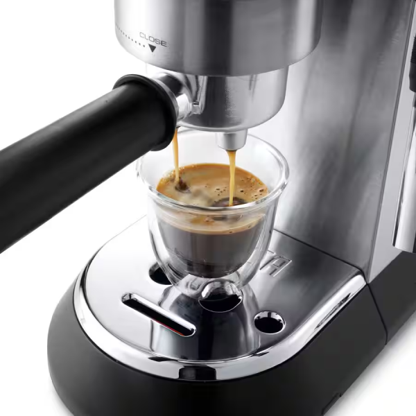 ماكينة قهوة Delonghi إسبريسو وكابوتشينو - 15 بار - أسود - ميزة التوقف الأوتوماتيكي - 1300W