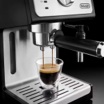 ماكينة قهوة Delonghi إسبريسو وكابوتشينو - 15 بار - أسود وكروم - 1100W