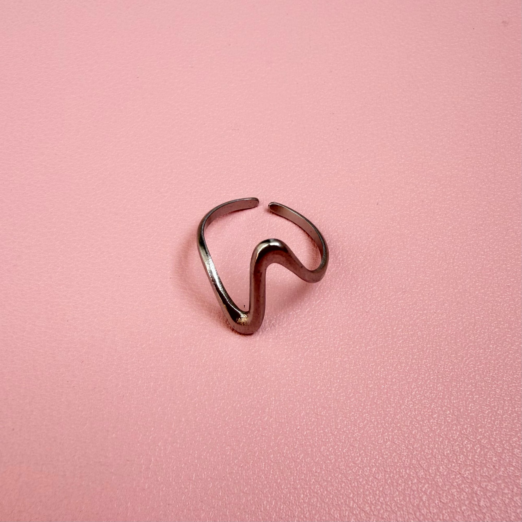 Srebrni prsten nepravilnog oblika