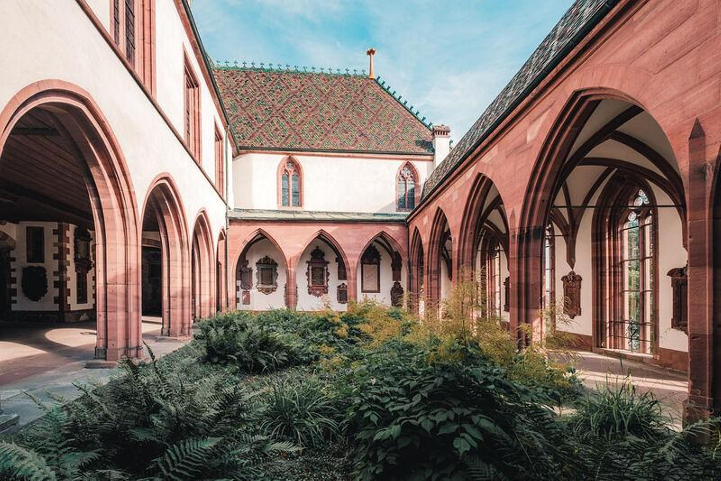 Basel Münster Innenhof