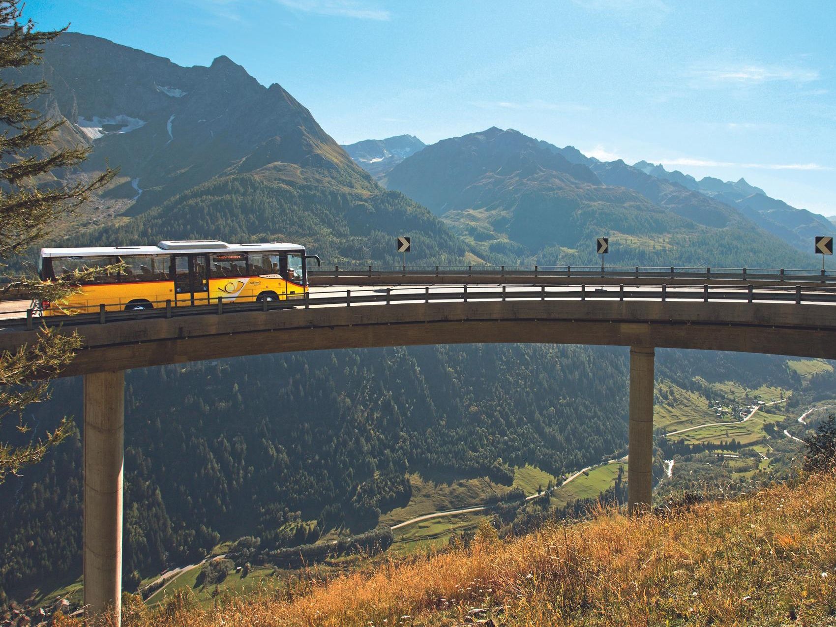 Postauto am Gotthardpass