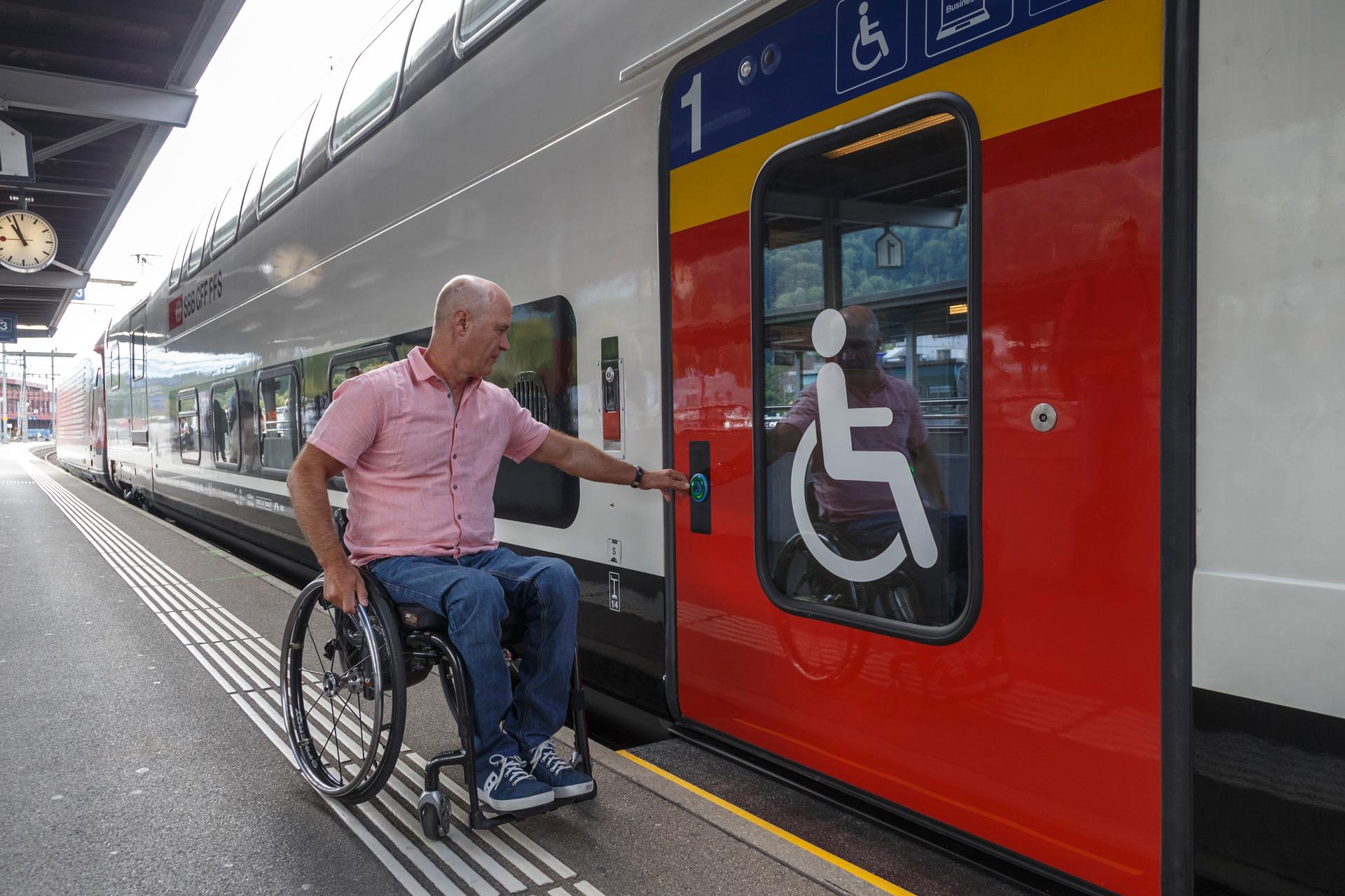 SBB Tageskarte Reisender beim Einsteigen