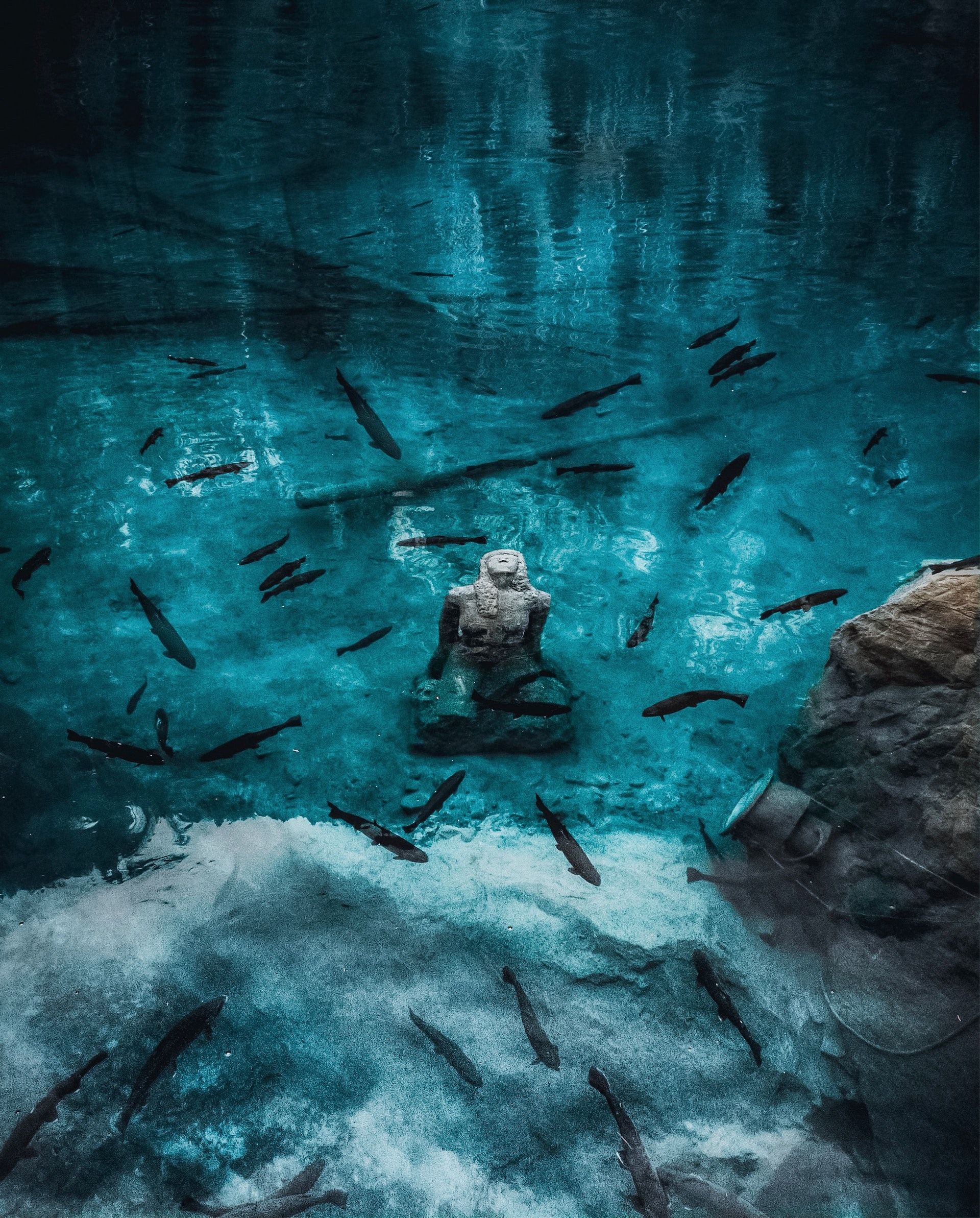 Blausee mit Frauenstatue