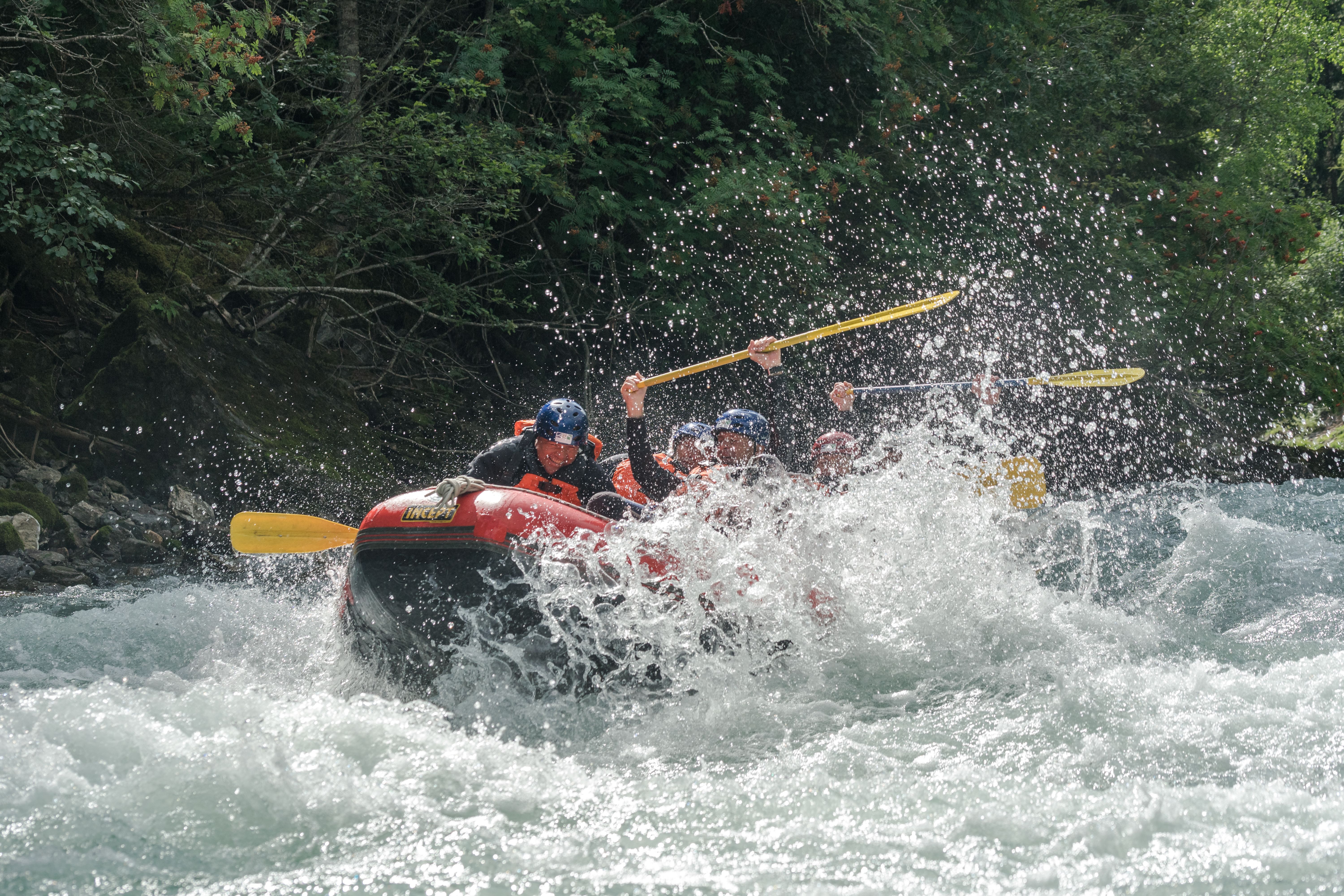 Rafting Wildwasser Abenteuer Giarsun Engadin Welle 